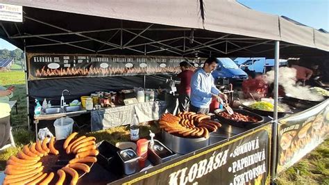 Stánky s jedlom a tradičné pochúťky na Hamburger Dom