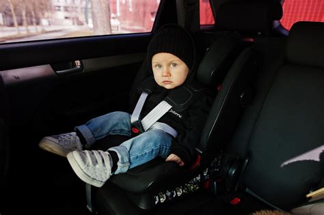 Bezpečnosť dieťaťa v autosedačke: Hrubé oblečenie vs. Tenké vrstvy