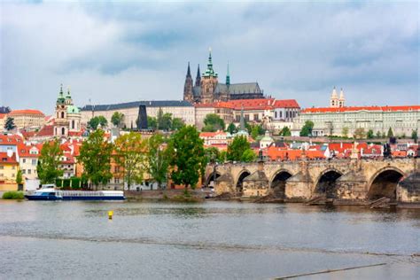 Panorama Prahy s Karlovým mostom a Pražským hradom