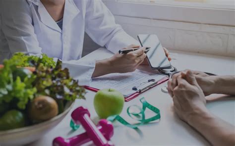 Pacient s ulceróznou kolitídou diskutuje s nutričným terapeutom o individuálnom diétnom pláne