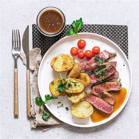 Servírovaný steak s pečenými zemiakmi a zeleninou