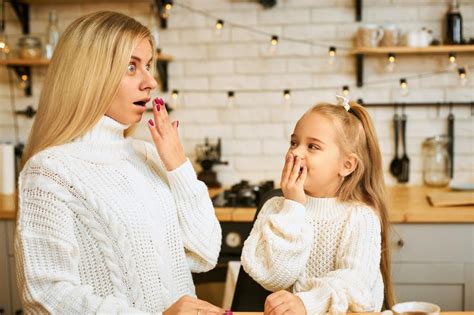 Matka a dieťa spoločne pripravujú zdravé sladkosti v kuchyni