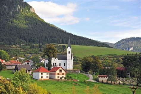 Slovenská dedina a krajina, symbolizujúca tradičnú kuchyňu