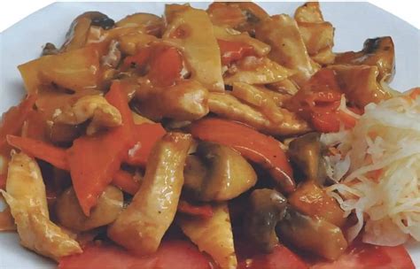 Čínsky wok plný zeleniny a mäsa
