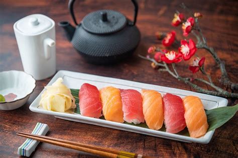 Ilustrácia rôznych druhov sushi a ingrediencií
