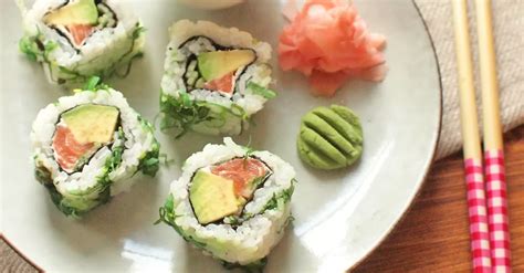 Servírované sushi rolky s wasabi a zázvorom