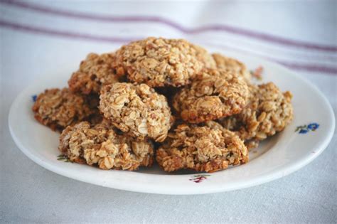 Hotové cookies z ovsených vločiek na mriežke na chladenie