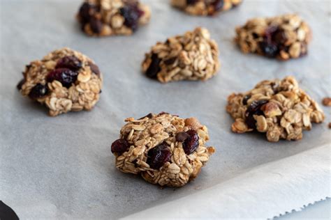 Dieťa s miskou ovsených cookies