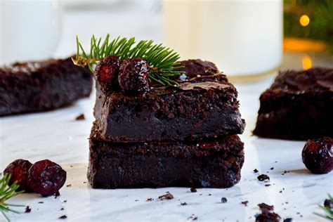 Detailný záber na čokoládové brownies s lesklou krustou