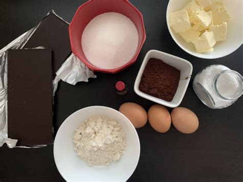 Ingrediencie potrebné na pečenie brownies: čokoláda, maslo, vajcia a cukor