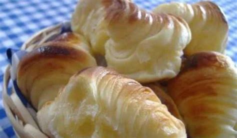 Misa s čerstvo uvareným borščom ozdobená lyžicou kyslej smotany