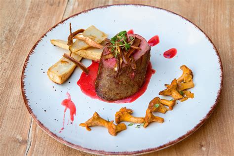servírovaný steak s prílohou
