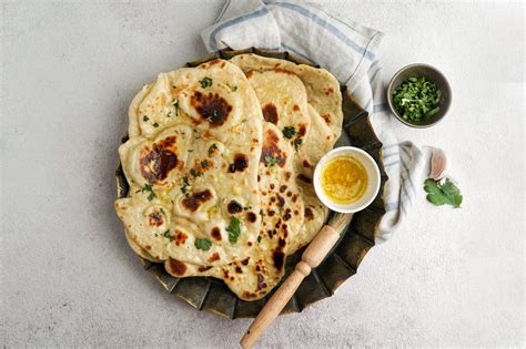 Hotový naan na plechu s bylinkami