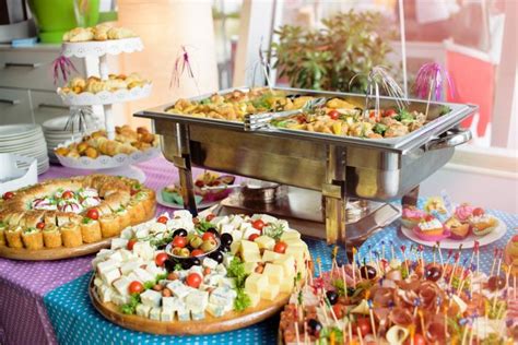 Svadobný raut s rôznymi jedlami a nápojmi