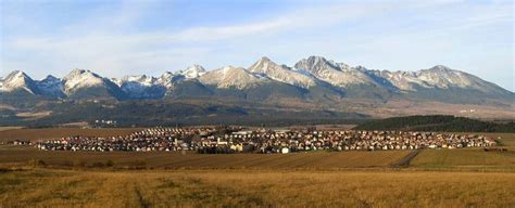 Panoramatický pohľad na obec Štrba s Vysokými Tatrami v pozadí
