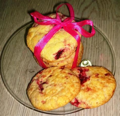 Malinovo-citrónové cookies na tanieri