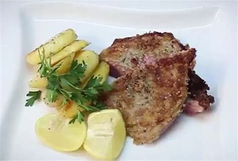 Hotový teľací steak v bylinkovej kruste s prílohou