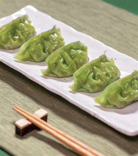 Rôzne druhy predjedál ako edamame a gyoza