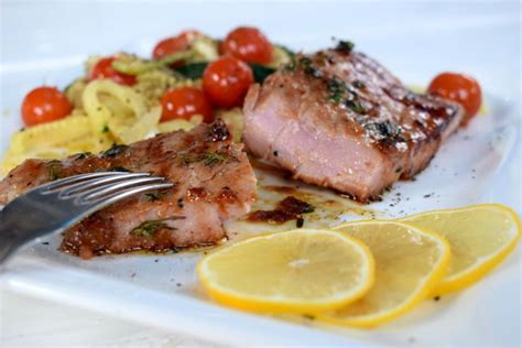 Marinovaný steak na grile s prílohou