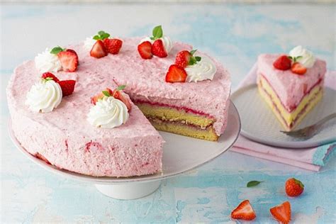 Jogurtová torta s jahodami na tácke