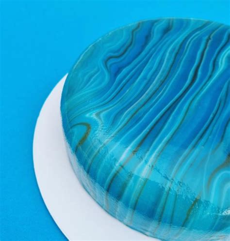 Ozdobená torta so zrkadlovou polevou