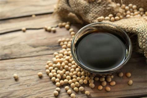 Rôzne fľaštičky s omáčkami a koreninami, ako je harissa, sójová omáčka a rybia omáčka