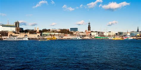 Panoramatický pohľad na prístav Hamburg s historickými budovami a modernou architektúrou Elbphilharmonie.