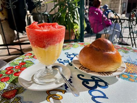 Sicílska granita s brioškou