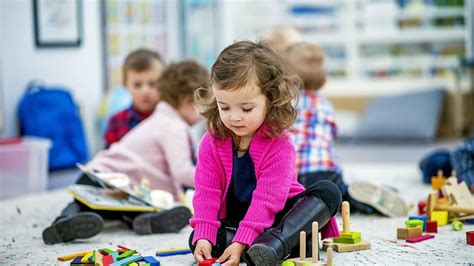 Dieťa hrajúce sa s edukačnými hračkami