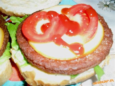 Pohľad zhora na rôzne domáce hamburgery