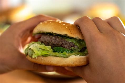 Konečný, poskladaný bravčový hamburger pripravený na servírovanie