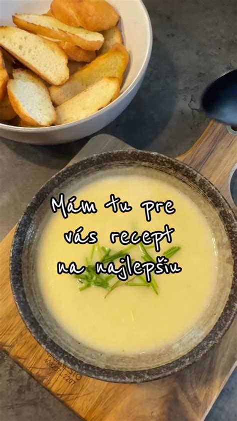 Všetky ingrediencie na hamburger pripravené na stole