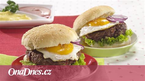 Hamburger s volským okom a avokádom
