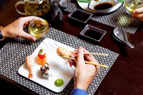 Šéfkuchár pripravujúci sushi