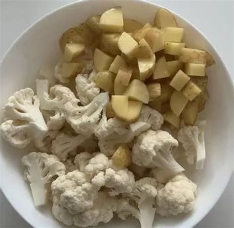 Nakrájaný karfiol a zemiaky