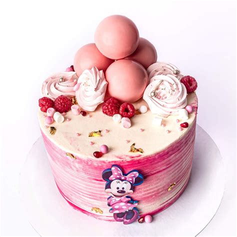 Torta zdobená snehovými pusinkami