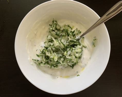 Zložky pre tzatziki: uhorka, jogurt, cesnak, kôpor, olivový olej