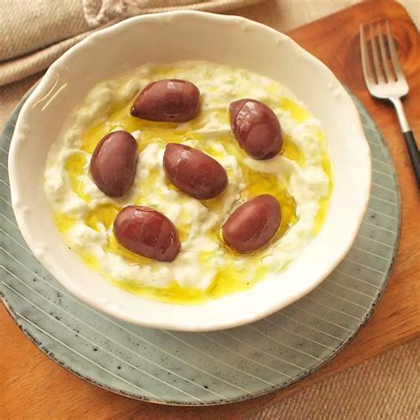 Miska s čerstvými gréckymi tzatziki ozdobená olivami a kôprom