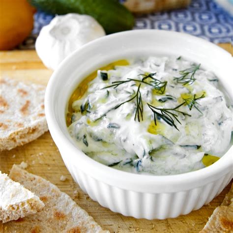 Ingrediencie potrebné na prípravu tzatziki: jogurt, uhorky, cesnak a bylinky
