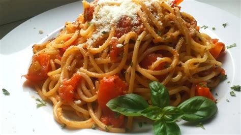 Misky so špagetami Bolognese a čerstvou bazalkou