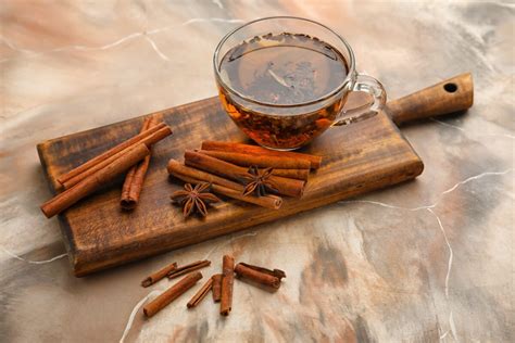 Zblízka: Ingrediencie na škoricový čaj - škoricové tyčinky, med, zázvor, citrón