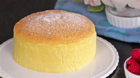 Japonský jiggly cheesecake na tanieri