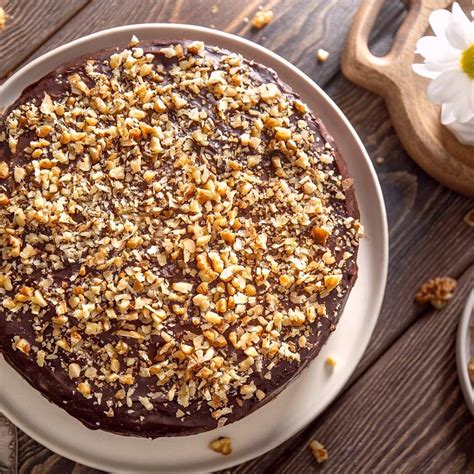Orechovo-čokoládová torta zdobená malinami