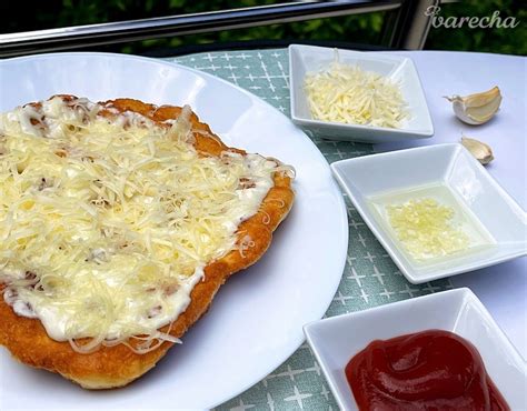 Servírované zdravé langoše s cesnakom a syrom