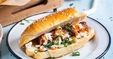 Tradičné čevapčiči podávané s ajvarom a pita chlebom