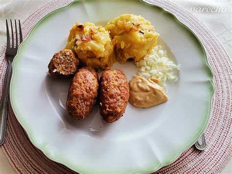 Rôzne prílohy k čevapčiči: zemiaky, cibuľa, horčica