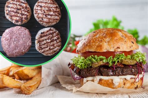 Skladanie hamburgera s rôznymi prísadami