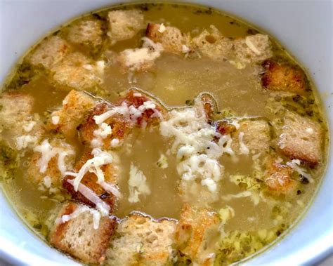 Babičkina cesnačka s krutónmi
