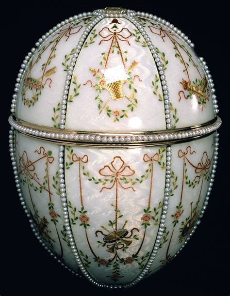 Fotografie slávnych Fabergého vajíčok, napr. Imperial Coronation Egg a Gatchina Palace Egg