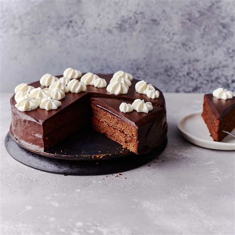 Pripravená Sacher-Torte pred polievaním glazúrou